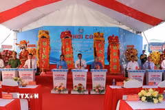Các đại biểu nhấn nút khởi công xây dựng cầu Nha Bích. (Ảnh: Nhật Bình/TTXVN)