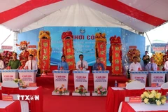 Các đại biểu nhấn nút khởi công xây dựng cầu Nha Bích. (Ảnh: Nhật Bình/TTXVN)
