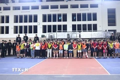 Lực lượng Công an tỉnh Tuyên Quang tiến hành phân loại, xác minh các đối tượng liên quan trong chuyên án lừa đảo xuyên quốc gia. (Ảnh: TTXVN phát)