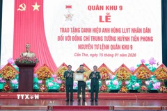 Trung tướng Hồ Văn Thái, Bí thư Đảng ủy, Chính ủy Quân khu 9; Trung tướng Nguyễn Xuân Dắt, Tư lệnh Quân khu 9 trao danh hiệu Anh hùng Lực lượng Vũ trang Nhân dân cho Trung tướng Huỳnh Tiền Phong, nguyên Tư lệnh Quân khu 9. (Ảnh: Thanh Liêm/TTXVN)