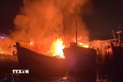 Hiện trường vụ cháy tàu cá. (Ảnh: TTXVN phát)