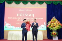 Ủy viên Bộ Chính trị, Bí thư Trung ương Đảng, Trưởng Ban Tổ chức Trung ương Lê Minh Hưng trao quyết định và tặng hoa chúc mừng tân Bí thư Tỉnh ủy Hà Nam Trương Quốc Huy. (Ảnh: Thanh Tuấn/TTXVN)