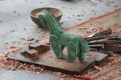 Các sản phẩm Ngựa sơn mài được làm từ những khúc củi trôi dạt sau lũ tại làng Củi Lũ (phường Hội An, thành phố Đà Nẵng) rất được ưa chuộng trong dịp Tết Nguyên đán Bính Ngọ 2026. (Ảnh: Khoa Chương/TTXVN)