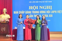 Ban Chấp hành Hội Liên hiệp Phụ nữ Việt Nam tặng hoa chúc mừng bà Lê Thị Thủy. (Ảnh: Phúc Hằng/TTXVN)