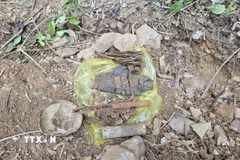 Các di vật tìm thấy cùng với hài cốt liệt sỹ. (Ảnh: TTXVN phát)