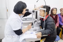 Với sự hỗ trợ chuyên môn của tuyến trên, người dân sẽ được tiếp cận với dịch vụ y tế chất lượng cao, hiện đại ngay tại phường, xã. (Ảnh: Nguyễn Cúc/TTXVN)