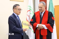 Đại sứ Việt Nam tại Algeria trao tặng Hiệu trưởng Trường Đại học Skikda cuốn sách về văn hóa Việt Nam. (Ảnh: Mạnh Hùng/TTXVN)