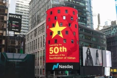 Tòa nhà Sàn giao dịch Nasdag ở Quảng trường Thời đại (New York) phát hình quốc kỳ Việt Nam để chào mừng 50 năm Ngày Giải phóng miền Nam, thống nhất đất nước. (Ảnh: TTXVN phát)