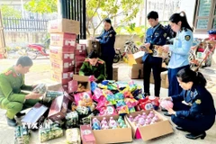 Các lực lượng chức năng kiểm tra nguồn gốc hàng hóa của hộ kinh doanh H.H. (Ảnh: TTXVN phát)