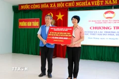 Thành phố Hồ Chí Minh trao 10 tỷ đồng cho Lâm Đồng khắc phục thiệt hại do thiên tai. (Ảnh: Nguyễn Thanh/TTXVN)