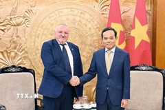 Bí thư Trung ương Đảng, Trưởng Ban Chính sách, Chiến lược Trung ương Trần Lưu Quang tiếp Chủ tịch Đảng Xã hội Hungary Imre Komjáthi. (Ảnh: Minh Đức/TTXVN)