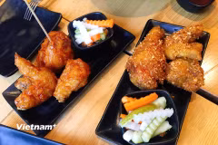 Gà rán được xem là “comfort food” (đồ ăn tạo cảm giác thỏa mãn, dễ chịu). (Nguồn: Vietnam+)