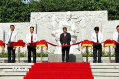 Lãnh đạo thành phố Đà Nẵng và các đại biểu thực hiện nghi thức khánh thành công trình Tượng Bác Hồ. (Ảnh: Trần Lê Lâm/TTXVN)