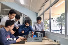 Sinh viên Trường Đại học Bách Khoa-Đại học Quốc gia Thành phố Hồ Chí Minh thực hành ứng dụng công nghệ cao. (Ảnh: Mỹ Phương/TTXVN)