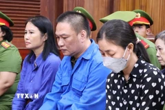 Các bị cáo trong phiên tòa ngày 9/12. (Ảnh: Linh Sơn/TTXVN)