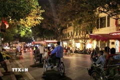 Du khách ngắm phố phường Hà Nội trên những chuyến xích lô. (Ảnh minh họa: Tuấn Anh/TTXVN)