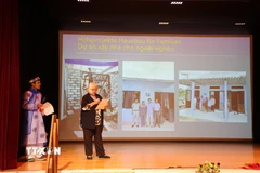 Chủ tịch Hội Hữu nghị Thụy Sĩ - Việt Nam Anjuska Weil đã công bố khoản tiền quyên góp được trong thời gian qua. (Ảnh: Anh Hiển/TTXVN)