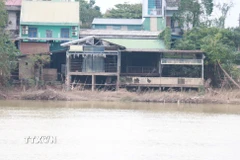 Bờ Bắc sông Bồ, thành phố Huế, sạt lở sát vào nhà ở của người dân. (Ảnh: Nguyên Lý/TTXVN)