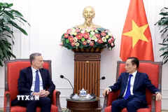 Bộ trưởng Ngoại giao Lê Hoài Trung tiếp Tổng Thư ký Bộ Châu Âu và Ngoại giao Cộng hoà Pháp Martin Briens. (Ảnh: Tuấn Anh/TTXVN)