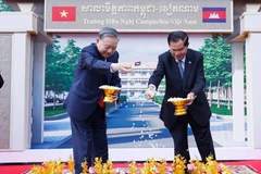 Tổng Bí thư Tô Lâm, Chủ tịch Đảng Nhân dân Campuchia, Chủ tịch Thượng viện Campuchia Samdech Techo Hun Sen thực hiện nghi thức động thổ Trường Hữu nghị Campuchia-Việt Nam. (Ảnh: Thống Nhất/TTXVN)
