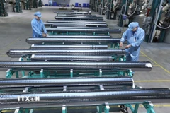 Chế tạo vật liệu sản xuất pin năng lượng mặt trời tại Công ty Trách nhiệm hữu hạn JA Solar Việt Nam, vốn đầu tư của Hong Kong (Trung Quốc) tại khu công nghiệp Quang Châu (Bắc Giang). (Ảnh: Danh Lam/TTXVN)