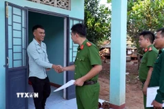 Anh Puih Thái, nạn nhân bị lừa bán sang Campuchia vui mừng được nhận căn nhà mới do chính quyền địa phương hỗ trợ xây dựng. (Ảnh: Hồng Điệp/TTXVN)