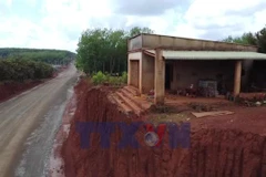 Đồng Nai: Cận cảnh những nhà dân "treo" ở độ cao 10m sau khi hạ mặt đường