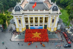 600 phụ nữ thủ đô đồng diễn áo dài, xếp khối hình cờ Tổ quốc trước Nhà hát Lớn