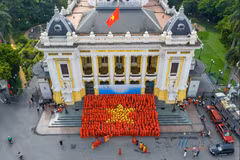 600 phụ nữ thủ đô đồng diễn áo dài, xếp khối hình cờ Tổ quốc trước Nhà hát Lớn