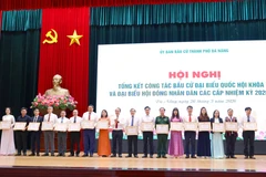 Đại diện các tập thể nhận tuyên dương khen thưởng vì thành tích xuất sắc trong công tác thực hiện bầu cử tại Đà Nẵng. (Ảnh: Trần Lê Lâm/TTXVN)