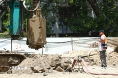 Các tòa nhà bị phá hủy sau cuộc tấn công bằng tên lửa của Iran tại Tel Aviv, Israel, ngày 22/6/2025. (Ảnh: THX/TTXVN)