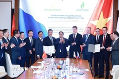 Thủ tướng Phạm Minh Chính và Phó Thủ tướng Liên bang Nga Alexander Novak chứng kiến ký kết hợp tác giữa Petrovietnam (PVN) và Zarubezhneft (Nga). (Ảnh: Dương Giang/TTXVN)