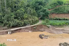 Mưa lớn làm hư hỏng hệ thống cơ sở hạ tầng, giao thông. (Ảnh: Vũ Hoàng Giang/TTXVN)