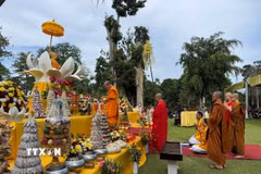 Sư tăng thực hành các nghi thức truyền thống tại lễ Phật đản ở đền Kedaton, tỉnh Jambi, Indonesia. (Ảnh: Đỗ Quyên/TTXVN)