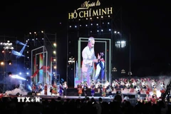 Chương trình nghệ thuật đặc biệt "Người là Hồ Chí Minh" Ban Tuyên giáo và Dân vận Trung ương tổ chức. (Ảnh: Thống Nhất/TTXVN)