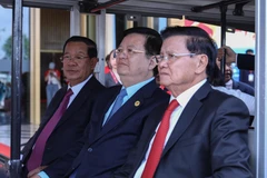 Phó Thủ tướng Mai Văn Chính cùng Tổng Bí thư, Chủ tịch nước Lào Thongloun Sisoulith và Chủ tịch Đảng Nhân dân Campuchia Hun Sen di chuyển bằng xe điện đến các phân khu triển lãm. (Ảnh: Phan Phương/TTXVN)