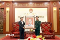 Đồng chí Trịnh Văn Quyết, Ủy viên Bộ Chính trị, Bí thư Trung ương Đảng, Trưởng Ban Tuyên giáo và Dân vận Trung ương tặng tranh Chủ tịch Hồ Chí Minh cho Quân khu 2. (Ảnh: Hoàng Hùng/TTXVN)