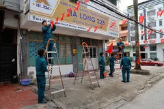 Lực lượng chức năng phường Bãi Cháy trang trí các tuyến đường, khu phố cho ngày bầu cử. (Ảnh: Đức Hiếu/TTXVN)