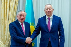 Phó Thủ tướng Thường trực Chính phủ Nguyễn Hoà Bình và Phó Thủ tướng, Bộ trưởng Bộ Kinh tế Quốc dân Kazakhstan ông Serik Zhumangarin. (Ảnh: Tâm Hằng/TTXVN)