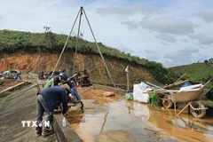 Sáng 10/11, đơn vị thi công bắt đầu tiến hành khoan phụt tại 51 vị trí để bơm bêtông, hóa chất chống thấm vào thân đập chính nhằm gia cố công trình hồ thuỷ lợi Cay An (xã Tà Năng, Lâm Đồng). (Ảnh: TTXVN phát)