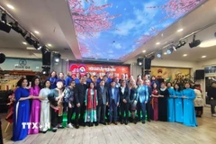 Hội viên Hội Mái ấm Việt Séc chụp ảnh kỷ niệm tại sự kiện. (Ảnh: TTXVN)