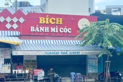 Tiệm Bánh mì cóc cô Bích tại địa chỉ 112A Nguyễn Thái Sơn đã tạm ngừng kinh doanh sau khi nhiều người nhập viện do ngộ độc thực phẩm. (Ảnh: Đinh Hằng/TTXVN)
