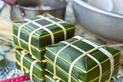 Những cặp bánh chưng khuôn lá dừa. (Ảnh: TTXVN phát)