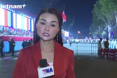 Người dân TP Hồ Chí Minh thức xuyên đêm đợi xem Lễ kỷ niệm, diễu binh, diễu hành