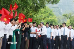 Tổng Bí thư Tô Lâm với nhân dân xã Tân Trào, tỉnh Tuyên Quang. (Ảnh: Thống Nhất/TTXVN)