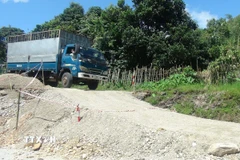 Mặt đường Quốc lộ 40B bị sụt lún, gây nhiều khó khăn cho các phương tiện lưu thông. (Ảnh: Dư Toán/TTXVN)