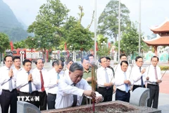 Tổng Bí thư Tô Lâm và các đại biểu dâng hương tại Khu tưởng niệm Chủ tịch Hồ Chí Minh và các vị tiền bối cách mạng, xã Tân Trào, tỉnh Tuyên Quang. (Ảnh: Thống Nhất/TTXVN)