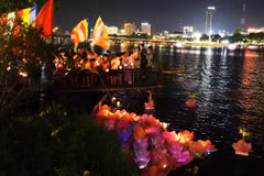 Tăng ni, phật tử tham gia Lễ hội hoa đăng tiến hành thả hoa đăng xuống sông Hương, thành phố Huế. (Ảnh: Nguyên Lý/TTXVN)