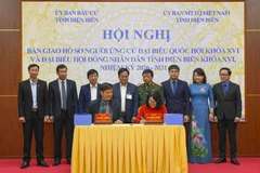 Ký kết bàn giao hồ sơ người ứng cử Đại biểu Quốc hội khóa XVI và đại biểu Hội đồng Nhân dân tỉnh Điện Biên khóa XVI, nhiệm kỳ 2026-2031. (Ảnh: Xuân Tư/TTXVN)