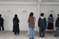 Những người tham gia chia sẻ những suy nghĩ viết tay về ý nghĩa của cuộc sống bihon đối với họ tại B-Fair, ngày 1 tháng 11. (Ảnh: Korea Times)